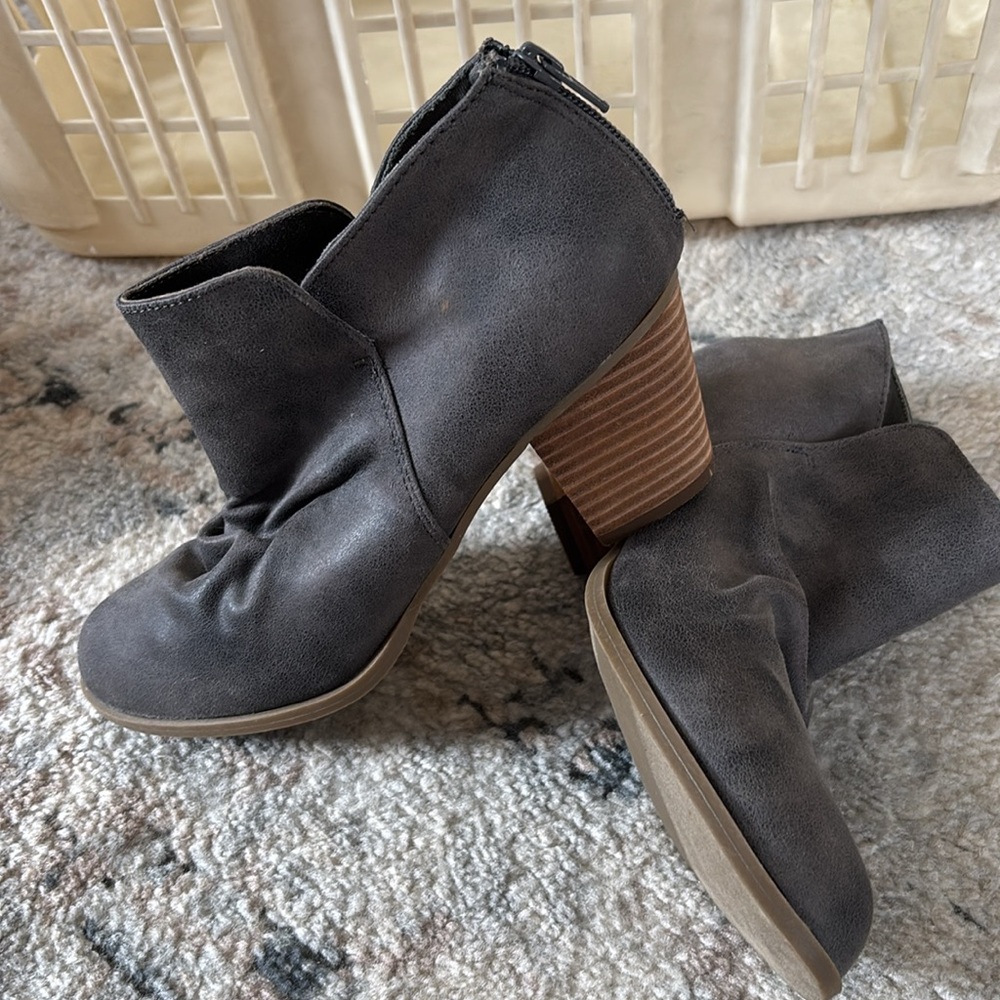Women’s Report Stylish Gray Ankle Boots size 8
